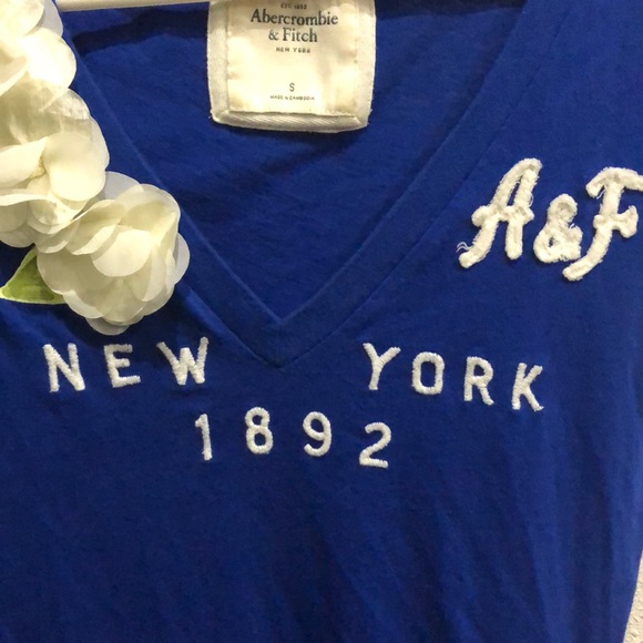 Abercrombie & Fitch blue & white flower tee small - Picture 5 of 8